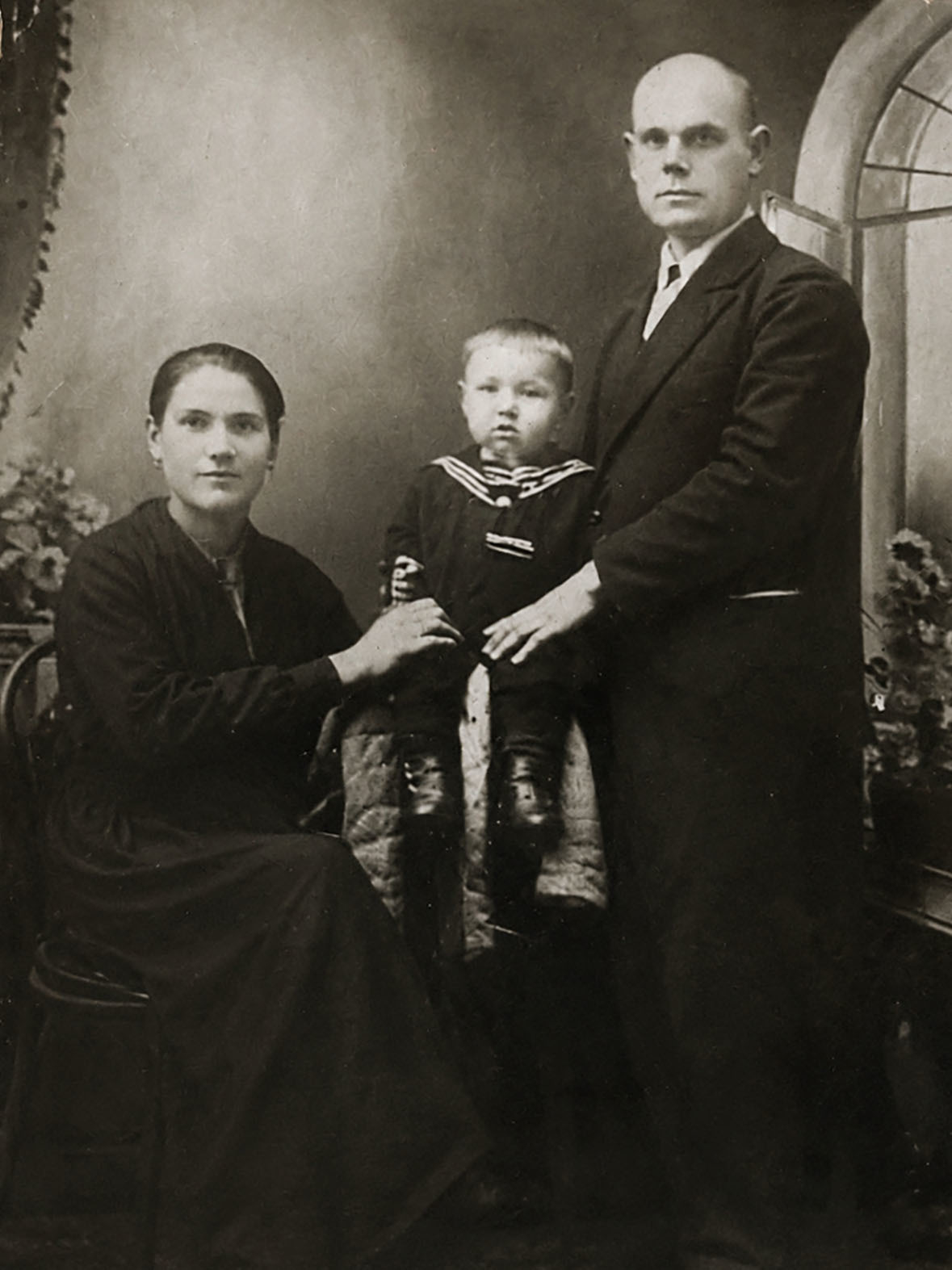 1926 год. Маленький Анатолий Парфенов с отцом Иваном и матерью Александрой.
