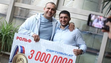 Умар Кремлев вручил сертификаты на 39 миллионов рублей победителям и призерам чемпионата Европы по спортивной борьбе