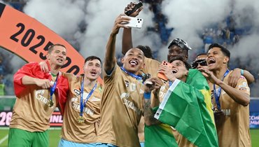 Футболисты «Зенита» празднуют победу в чемпионате России-2025/26.