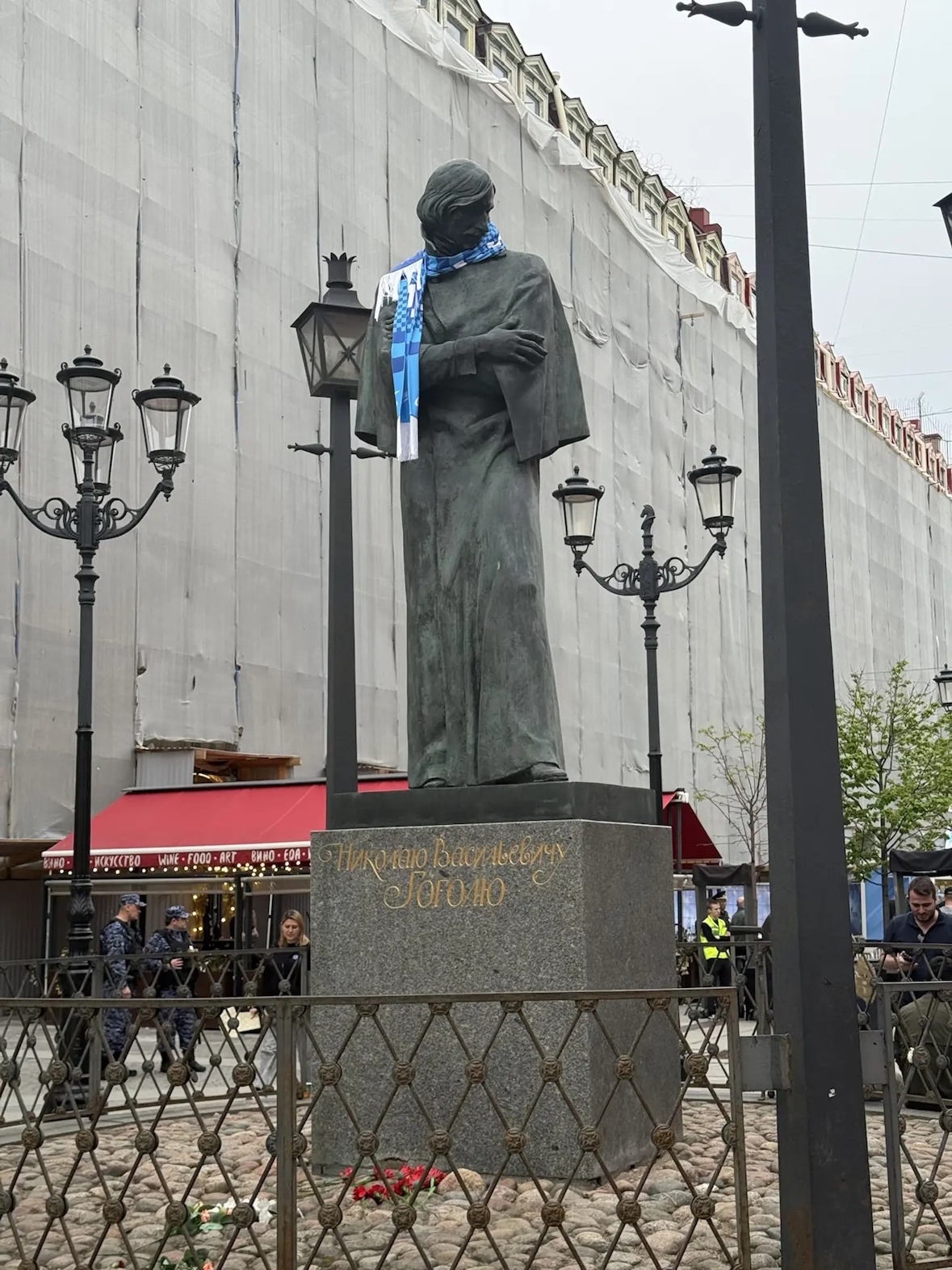 Памятник Николаю. Гоголю в зенитовском шарфе.