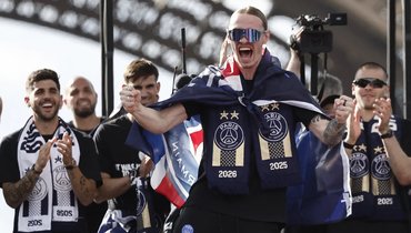 Сафонов поднял трофей Лиги чемпионов на чемпионском параде «ПСЖ» в Париже