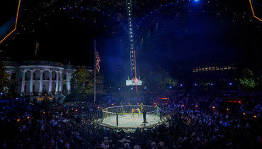 Джастин Гэтжи и Илия Топурия во время поединка на турнире UFC в Белом доме.