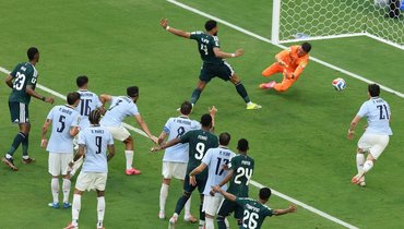Саудовская Аравия сыграла вничью с Уругваем (1:1).