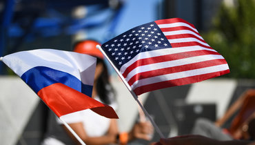 Флаги России и США.