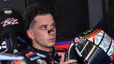«Ему нет оправдания». Лидер сезона MotoGP дважды ударил маршала гонки и получил дисквалификацию