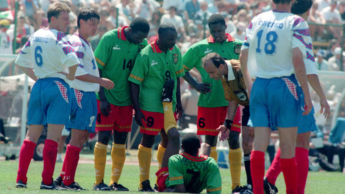 Игроки сборных России и Камеруна во время матча в 1994 году.