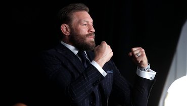 «Вы увидите насилие». Макгрегор зажег на пресс-конференции перед боем с Холлоуэем и сорвал с него очки