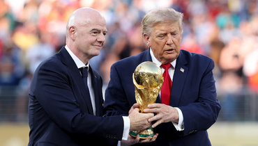 Президент ФИФА Джанни Инфантино и президент США Дональд Трамп с Кубком мира.