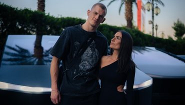 Написала книгу «Как охмурить спортсмена», подстрекала к драке с Чимаевым. Жена Иэна Гэрри — мастер скандалов