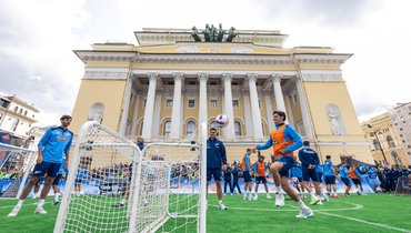 Спаситель Соболев и трофеи на балконе Александринского театра. «Зенит» провел тренировку в центре Петербурга