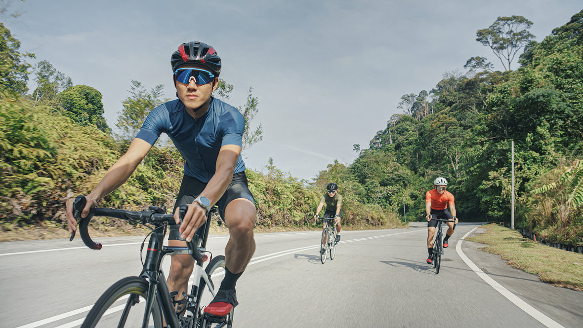 Велосипедисты едут по дороге