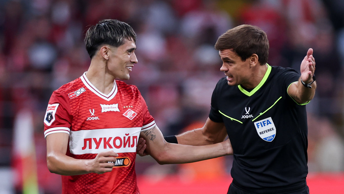Полузащитник «Спартака» Пабло Солари и судья Кирилл Левников.
