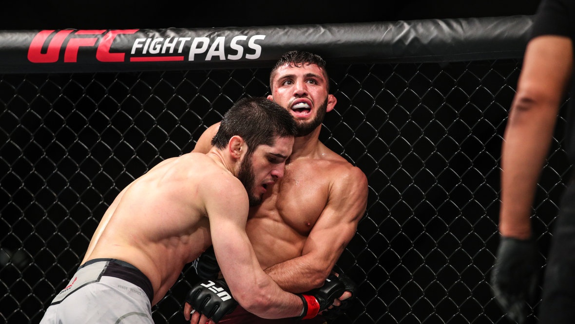 Поединок Ислама Махачева и Армана Царукяна на турнире UFC Fight Night 149 в Санкт-Петербурге.
