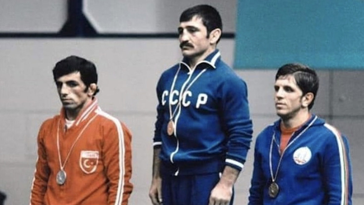 Загалав Абдулбеков (в центре).