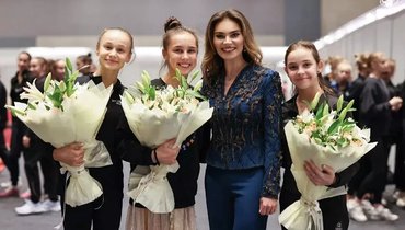 Олимпийская чемпионка, президент Международной Ассоциации «Небесная грация» Алина Кабаева с участницами.