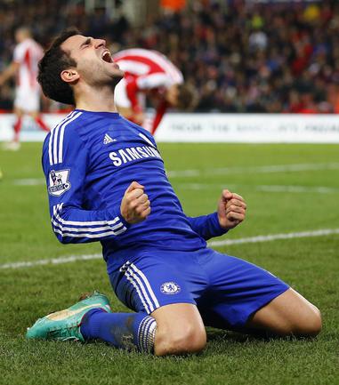 футболисты радуются забитому голу