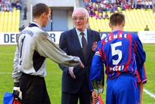 8 мая 2002 года. Вениамин МАНДРЫКИН и Сергей СЕМАК приветствуют Юрия НЫРКОВА. Фото Алексей ИВАНОВ, "СЭ"
