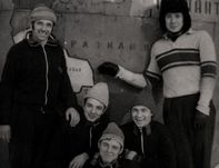 1972 год. Игроки красноярского "Автомобилиста" Олег РОМАНЦЕВ (справа) и Александр ТАРХАНОВ (в центре) после одной из тренировок. Фото из архива Александра Тарханова.