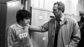 1982 год. Главный тренер сборной СССР Валерий ЛОБАНОВСКИЙ и нападающий Сергей АНДРЕЕВ. Фото Игоря УТКИНА.