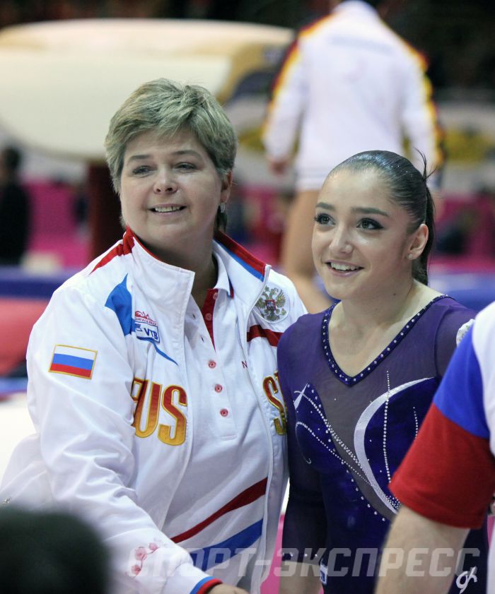oksana-labitnangi-sportivnie-telochki-razlozhili-trenera-na-polu-nuzhno-sdelat-chtobi