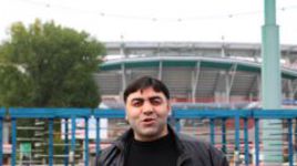 Октябрь. Москва. Заза ДЖАНАШИЯ на фоне стадиона "Локомотив".