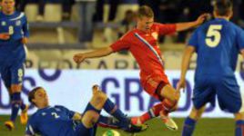 Среда. Марбелья. Исландия - Россия - 0:2. Автор второго гола Олег ШАТОВ опережает Биркира СЕВАРССОНА. Фото Александра ФЕДОРОВА, "СЭ".
