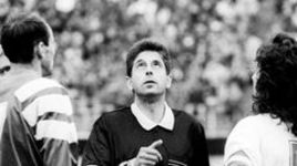 22 апреля 1993 года. Судья матча "Антверпен" – "Спартак" Жорже КОРРОАДУ (в центре). Фото Александра ФЕДОРОВА, "СЭ".