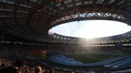 Вторник. Москва. Заполненные "Лужники" следят за выступлением Елены Исинбаевой. Фото Федора УСПЕНСКОГО, "СЭ".