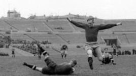 1940-е годы. В атаке - форвард ЦДКА Всеволод БОБРОВ.