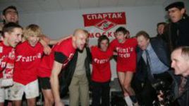 19 ноября 2005 года. Москва. "Локомотив" - "Спартак" - 1:1. Только что красно-белые взяли серебро. Эмоции Адриана ЙЕНЧИ, Владимира БЫСТРОВА, Максима КАЛИНИЧЕНКО, Войцеха КОВАЛЕВСКИ, Фернандо КАВЕНАГИ, Егора ТИТОВА, Александра СТАРКОВА и Леонида ФЕДУНА.