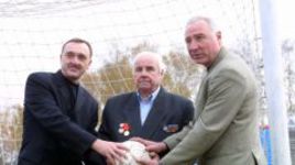 2001 год. Москва. Вратарь ЦДКА Виктор ЧАНОВ-старший и его знаменитые сыновья - Виктор (слева) и Вячеслав.