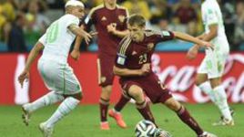 26 июня. Куритиба. Алжир - Россия - 1:1. Дмитрий КОМБАРОВ (№ 23) пока не входит в список футболистов, востребованных на Западе. А вот Софьян ФЕГУЛИ, когда-то входивший в шорт-лист "Спартака", сейчас выступает в "Валенсии".