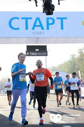 Артем РАССОХИН (слева) на Московском марафоне. Фото vk.com/eydos
