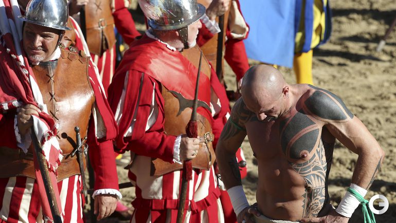 Calcio storico Fiorentino фото красивого прохода команды