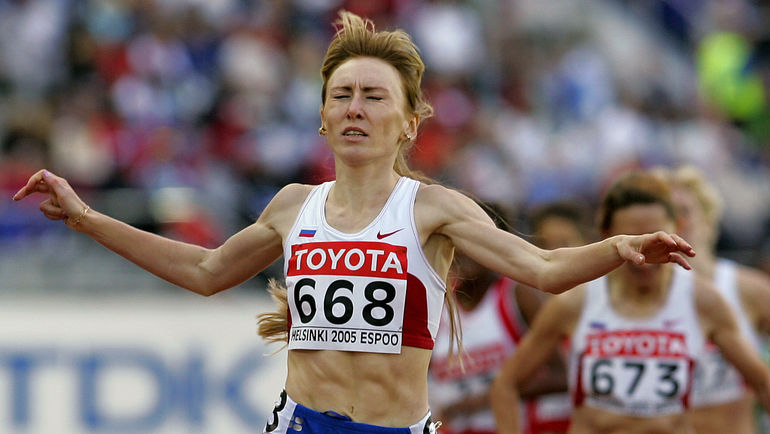 2005 год. Золотой финиш Татьяна ТОМАШОВОЙ на чемпионате мира в Хельсинки, опередив соотечественниц Юлию Чиженко и Ольгу Егорову. Фото REUTERS