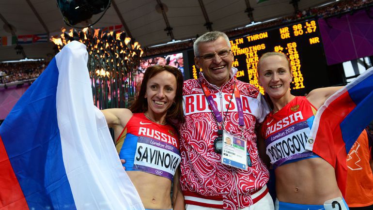 11 августа 2012 года. Лондон. Олимпийская чемпионка в беге на 800 м Мария САВИНОВА (слева), бронзовый призер Игр Екатерина ПОИСТОГОВА (справа) празднуют успех со своим тренером, Владимиром КАЗАРИНЫМ. Фото AFP