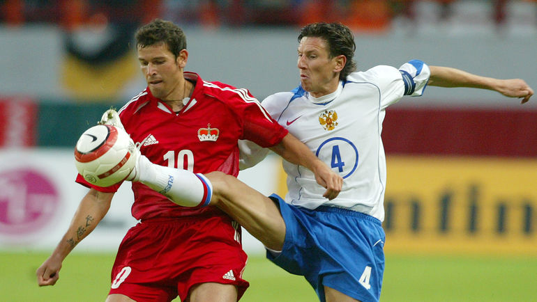 3 сентября 2005 года. Россия - Лихтенштейн - 2:0. Марио ФРИК (слева) в борьбе за мяч с Алексеем СМЕРТИНЫМ. Фото Алексей ИВАНОВ,