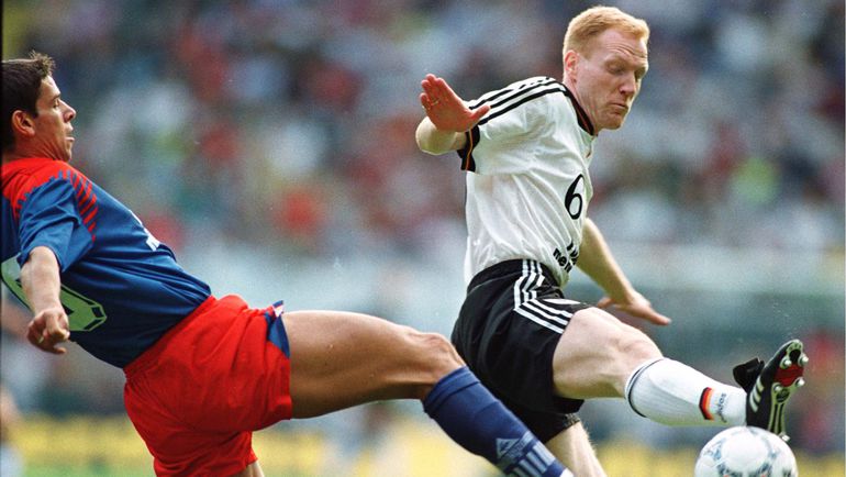 4 июня 1996 года. Мангейм. Германия - Лихтенштейн - 9:1. Марио ФРИК (слева), который сегодня сыграть с Россией в возрасте 41 года, против Маттиаса ЗАММЕРА. Фото REUTERS