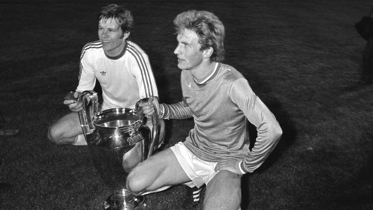 13 мая 1976. Карл-Хайнц РУММЕНИГГЕ (справа) с Кубком чемпионов, который завоевала