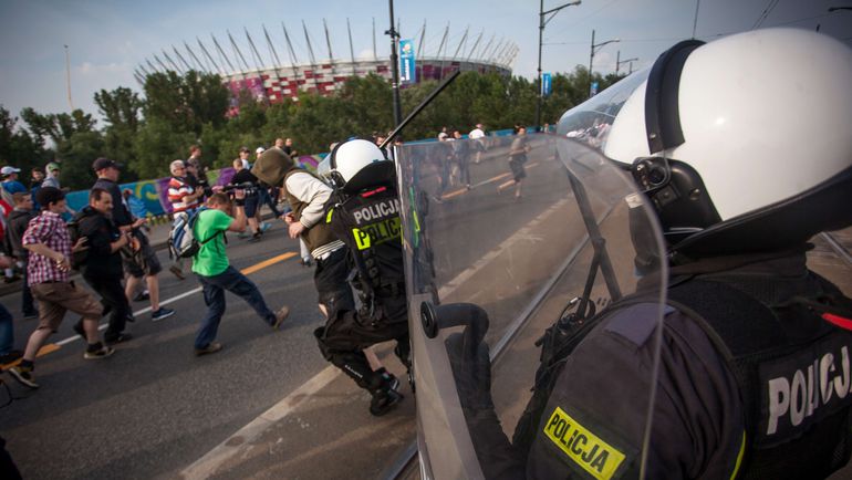 12 июня 2012 года. Варшава. Полицейские наводят порядок перед матчем Польша - Россия. Фото AFP 12 июня 2012 года. Варшава. Полицейские наводят порядок перед матчем Польша - Россия. Фото AFP