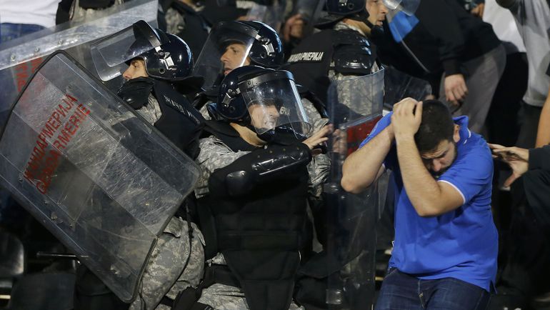 14 октября 2014 года. Белград. Беспорядки на трибунах. Фото REUTERS 14 октября 2014 года. Белград. Беспорядки на трибунах. Фото REUTERS
