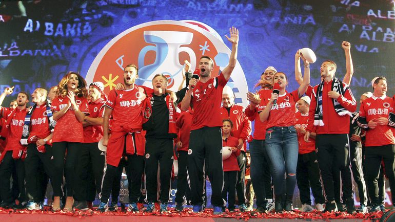 Игроки сборной Албании празднуют выход в финальную стадию Euro-2016. Фото REUTERS Игроки сборной Албании празднуют выход в финальную стадию Euro-2016. Фото REUTERS
