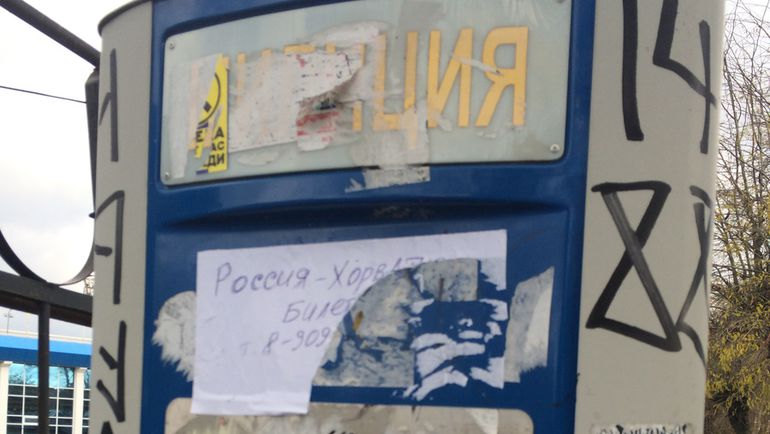 Спекулянты у стадиона явно не хотят делиться деньгами с теми, кто их хочет зарабатывать, не выходя из дома. Фото Дмитрий СИМОНОВ, Спекулянты у стадиона явно не хотят делиться деньгами с теми, кто их хочет зарабатывать, не выходя из дома. Фото Дмитрий СИМОНОВ,