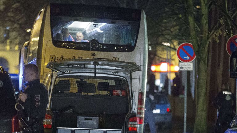 Игроки сборной Голландии Джорджиньо ВАЙНАЛДУМ и Весли СНАЙДЕР в автобусе сборной Голландии перед отелем в Ганновере. Команда собирается домой, поскольку товарищеский матч с Германией отменен. Фото AFP Игроки сборной Голландии Джорджиньо ВАЙНАЛДУМ и Весли СНАЙДЕР в автобусе сборной Голландии перед отелем в Ганновере. Команда собирается домой, поскольку товарищеский матч с Германией отменен. Фото AFP