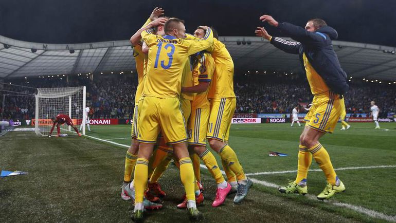 Вчера. Марибор. Словения – Украина – 1:1. Гости празднуют выход на Euro-2016. Фото REUTERS Вчера. Марибор. Словения – Украина – 1:1. Гости празднуют выход на Euro-2016. Фото REUTERS