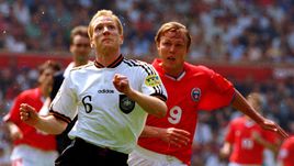16 июня 1996 года. Манчестер. Россия - Германия - 0:3. Игорь КОЛЫВАНОВ (№ 9) против Маттиаса ЗАММЕРА в матче группового турнира Euro-96.