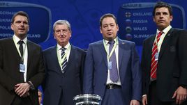 Суббота. Париж. Помощник главного тренера сборной Словакии Штефан ТАРКОВИЧ, главный тренер сборной Англии Рой ХОДЖСОН и его коллеги из России Леонид СЛУЦКИЙ и Уэльса Крис КОУЛМАН.
