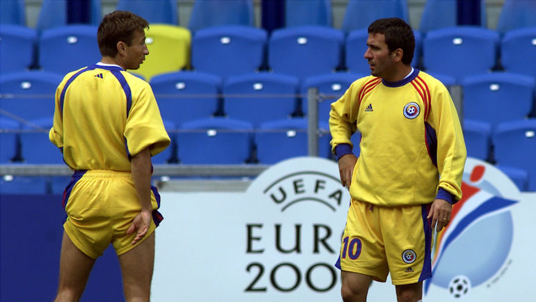 16 июня 2000 года. Арнхем. Euro-2000. Тренировка сборной Румынии перед встречей с Португалией. Звезды Дан ПЕТРЕСКУ и Георге ХАДЖИ (справа). Со временем оба станут тренерами. Фото REUTERS 16 июня 2000 года. Арнхем. Euro-2000. Тренировка сборной Румынии перед встречей с Португалией. Звезды Дан ПЕТРЕСКУ и Георге ХАДЖИ (справа). Со временем оба станут тренерами. Фото REUTERS