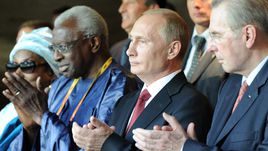 2013 год. Москва. Чемпионат мира. Ламину ДИАКУ (слева) ставится в вину дружба с Владимиром ПУТИНЫМ.