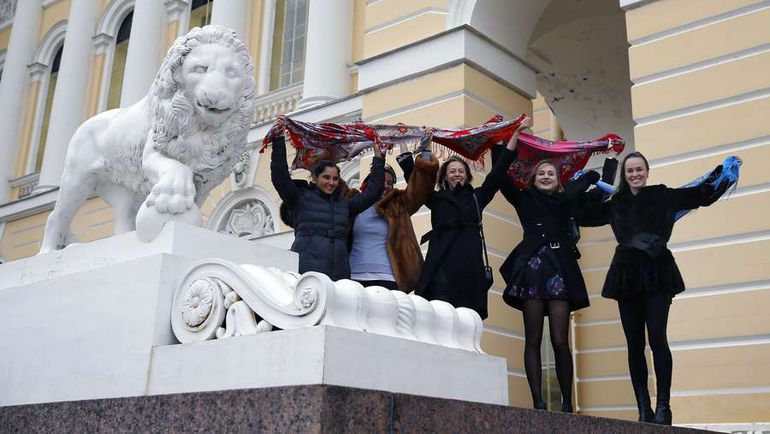 Участницы St. Petersburg Ladies Trophy на экскурсии. Фото AFP Участницы St. Petersburg Ladies Trophy на экскурсии. Фото AFP